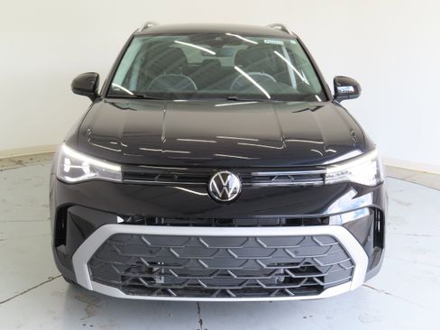 New 2025 Volkswagen Taos SE image 10