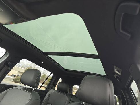 Used 2023 Volkswagen Tiguan SE R-Line image 8