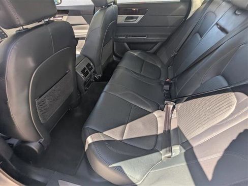 Used 2018 Jaguar XF Prestige image 20