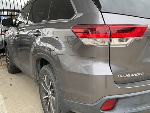 Used 2018 Toyota Highlander XLE image 7