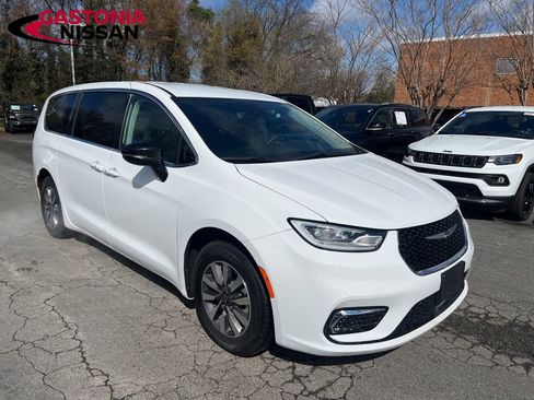 Used 2024 Chrysler Pacifica Limited FWD image 9