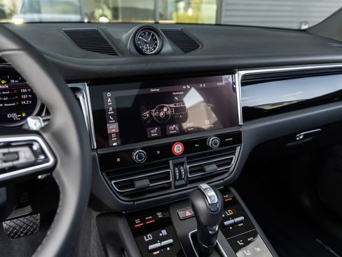 Certified 2026 Porsche Macan AWD/4WD image 30