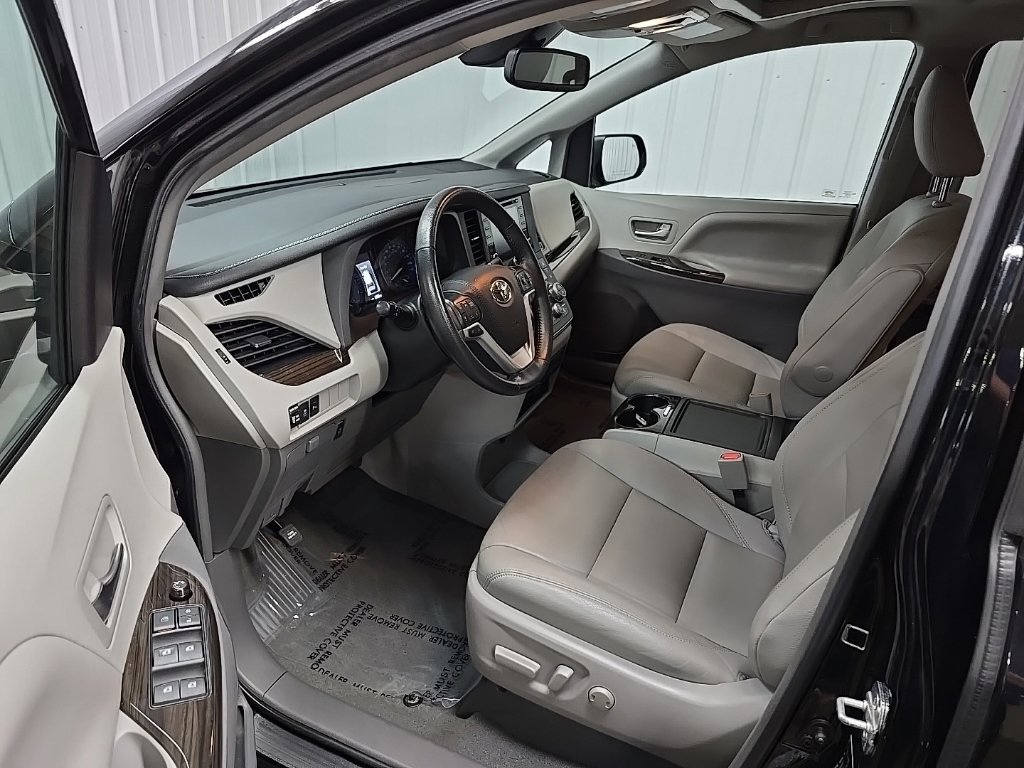 Used 2019 Toyota Sienna XLE w/ XLE Navigation Package FWD image 29