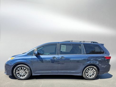 Used 2018 Toyota Sienna XLE w/ XLE Navigation Package FWD image 2