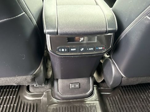 Used 2023 Toyota Highlander XLE AWD/4WD image 13