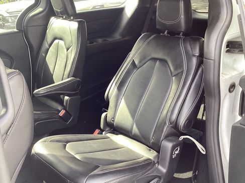 Used 2025 Chrysler Pacifica Select image 13