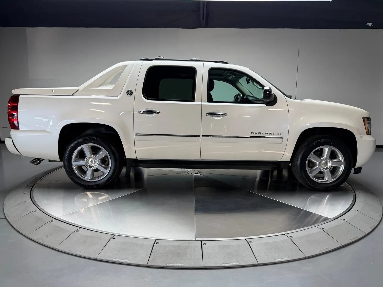Used 2013 Chevrolet Avalanche LTZ RWD image 6