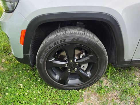 Used 2022 Jeep Grand Cherokee Altitude AWD/4WD image 3