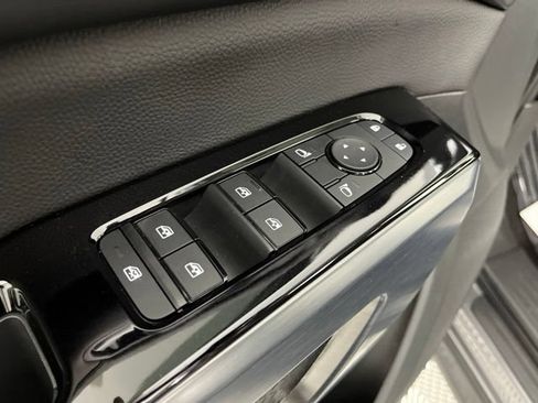 Used 2025 Nissan Pathfinder SL w/ SL Premium Package FWD image 33