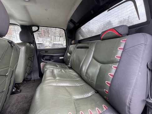 Used 2002 Chevrolet Avalanche 4x4 w/ North Face Edition image 17