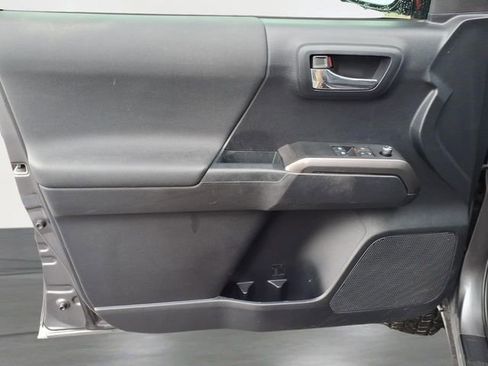 Used 2018 Toyota Tacoma TRD Sport image 16