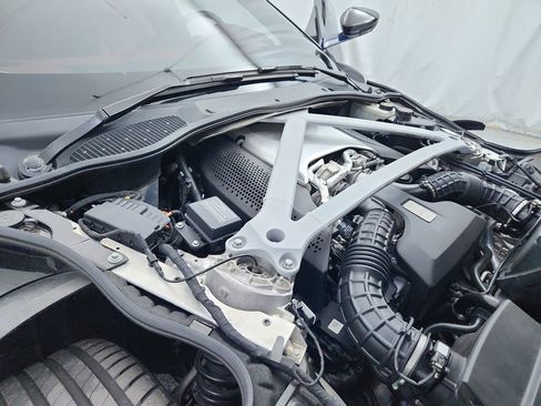 Used 2018 Aston Martin DB11 Coupe image 14