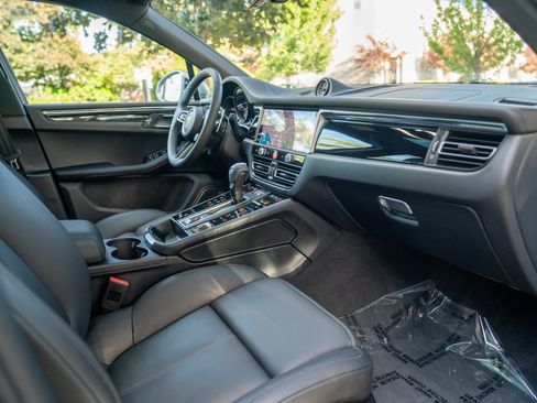 Certified 2026 Porsche Macan AWD/4WD image 25