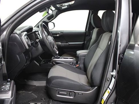 Certified 2022 Toyota Tacoma TRD Off-Road AWD/4WD image 10