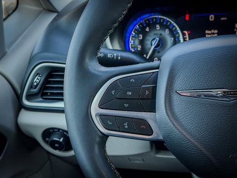 Used 2023 Chrysler Pacifica Touring-L image 14