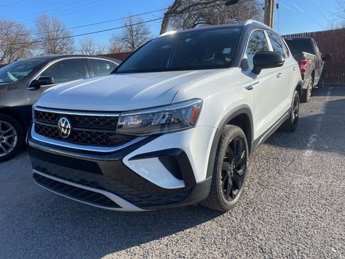 Used 2023 Volkswagen Taos SE w/ Panoramic Sunroof Package image 1