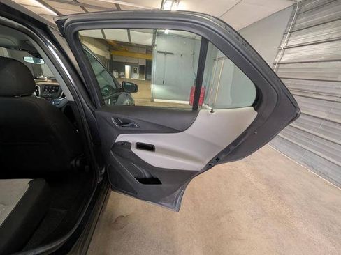 Used 2022 Chevrolet Equinox LS FWD image 27