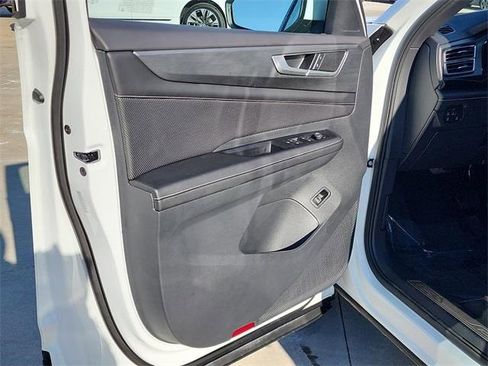 Certified 2025 Volkswagen Atlas Cross Sport SE image 11