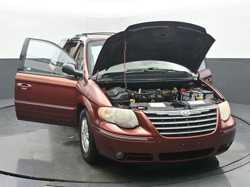 Used 2007 Chrysler Town & Country Touring w/ Luxury Group image 51