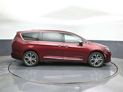 Used 2022 Chrysler Pacifica Pinnacle AWD/4WD image 6