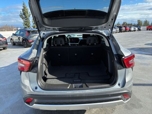 Used 2025 Chevrolet Trax LT image 30