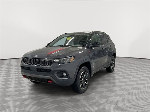 Used 2024 Jeep Compass Trailhawk image 4