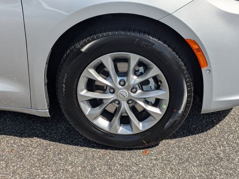 New 2026 Chrysler Pacifica Limited image 10