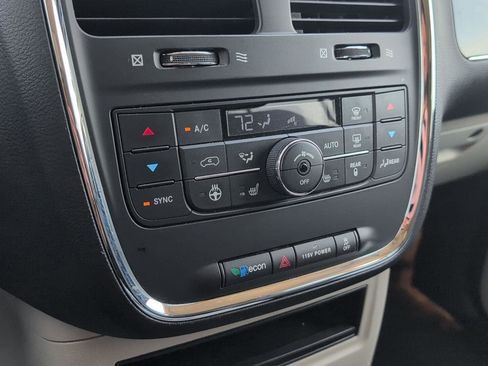 Used 2015 Chrysler Town & Country Touring-L w/ Driver Convenience Group image 30