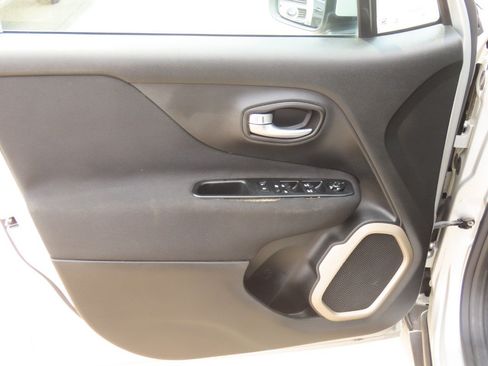 Used 2015 Jeep Renegade Latitude w/ Popular Equipment Group FWD image 24