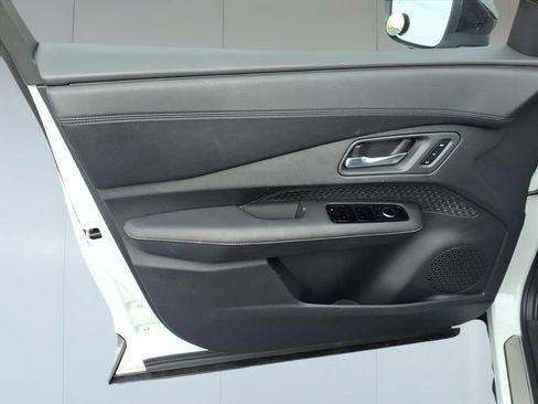 Used 2025 Nissan Ariya FWD image 11