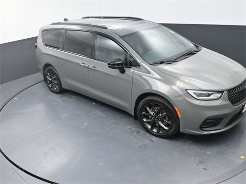 Used 2023 Chrysler Pacifica Limited w/ Uconnect Theater Family Group image 17