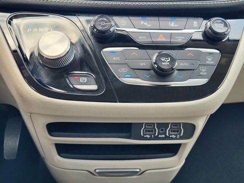 Used 2021 Chrysler Pacifica Touring-L FWD image 18