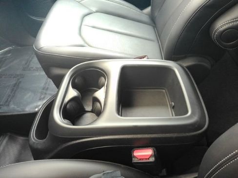 Used 2025 Chrysler Pacifica Select FWD image 44