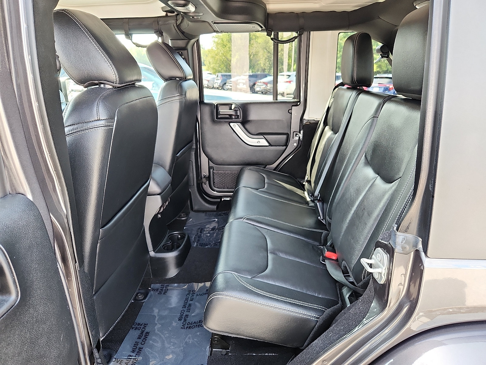 Used 2017 Jeep Wrangler Unlimited Sahara w/ Connectivity Group AWD/4WD image 10