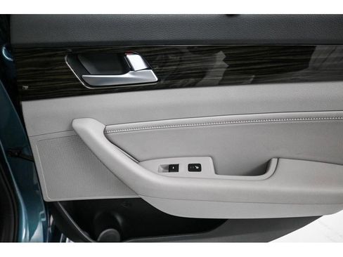 Used 2016 Hyundai Sonata Limited w/ Option Group 02 FWD image 19