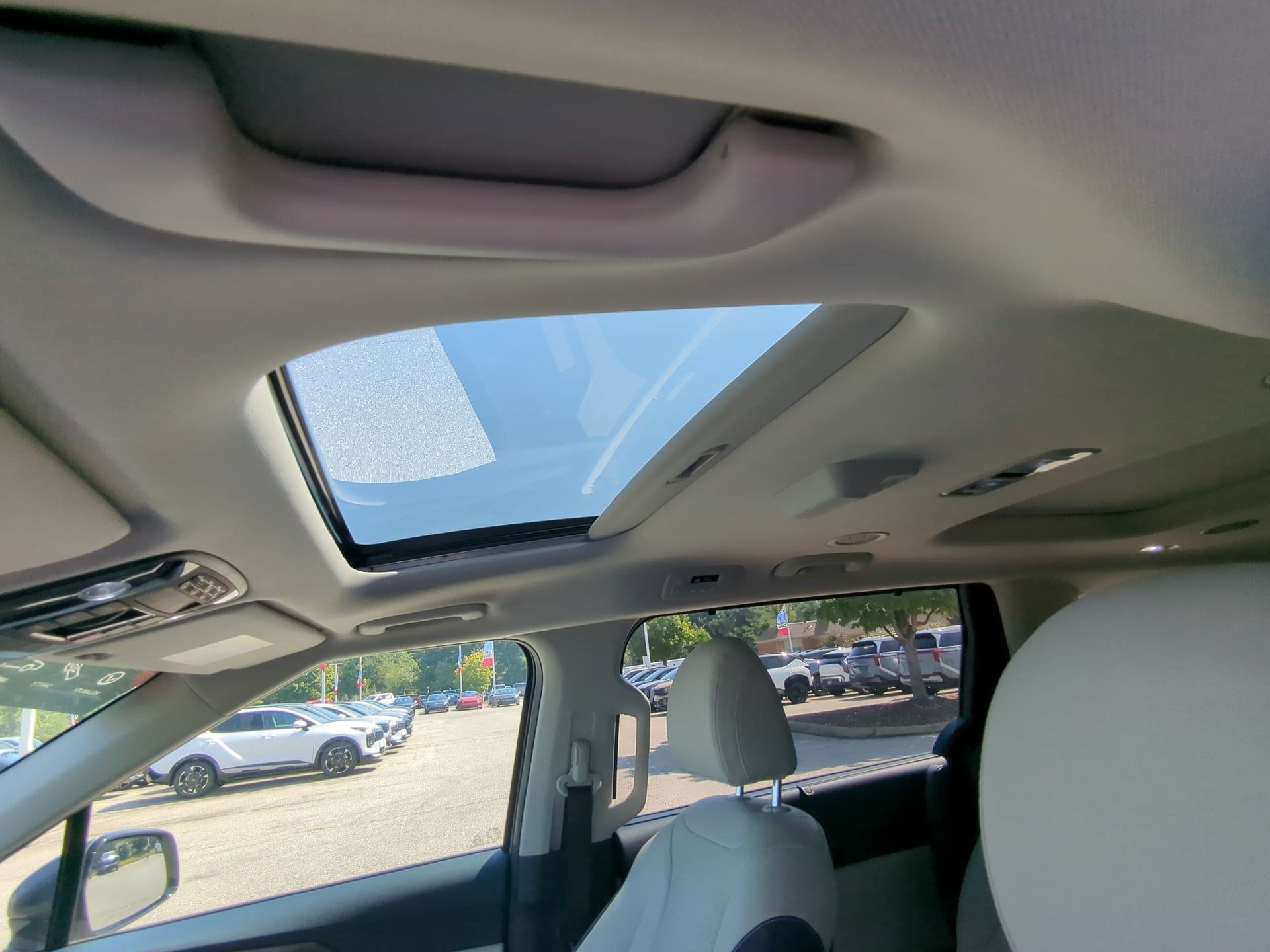 Certified 2025 Kia Carnival SX Prestige FWD image 12
