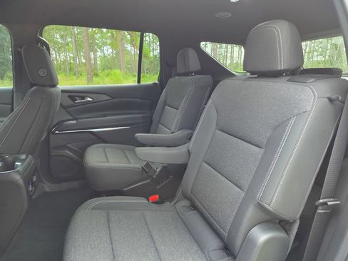 Used 2025 Chevrolet Traverse LT FWD image 16