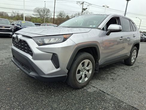 Used 2022 Toyota RAV4 LE AWD/4WD image 3