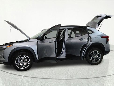 Used 2025 Chevrolet Trax LT w/ Driver Confidence Package FWD image 34
