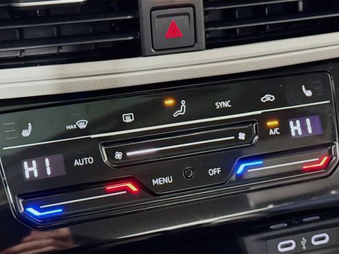 Certified 2025 Volkswagen Jetta SE w/ Sunroof Package image 19