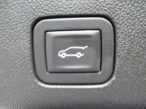 Used 2025 Chevrolet Tahoe Z71 AWD/4WD image 32