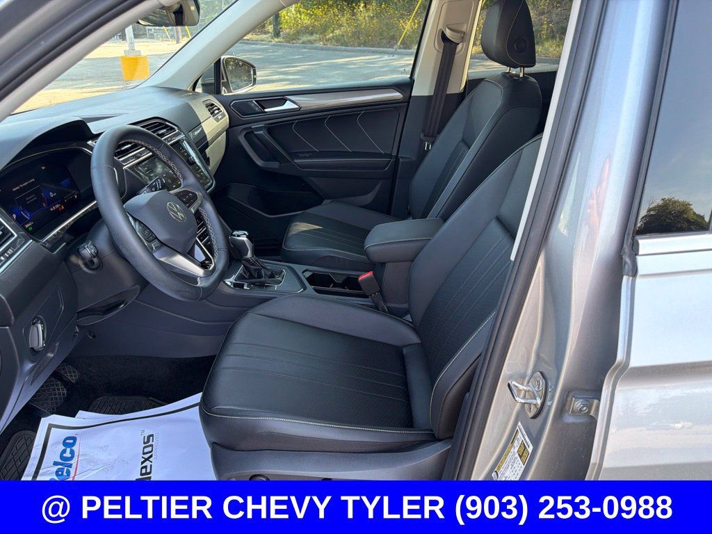 Used 2023 Volkswagen Tiguan SE w/ Panoramic Sunroof Package FWD image 10