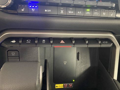 Used 2025 Toyota Tundra Limited AWD/4WD image 23