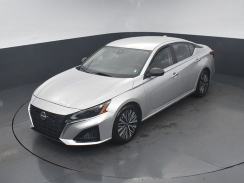Used 2024 Nissan Altima 2.5 SV image 17