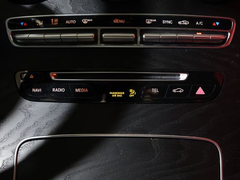 Used 2019 Mercedes-Benz GLC 300 4MATIC w/ Premium Package image 20