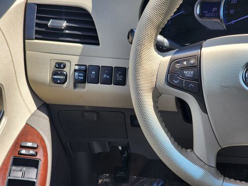 Used 2014 Toyota Sienna XLE w/ Entertainment Package FWD image 11