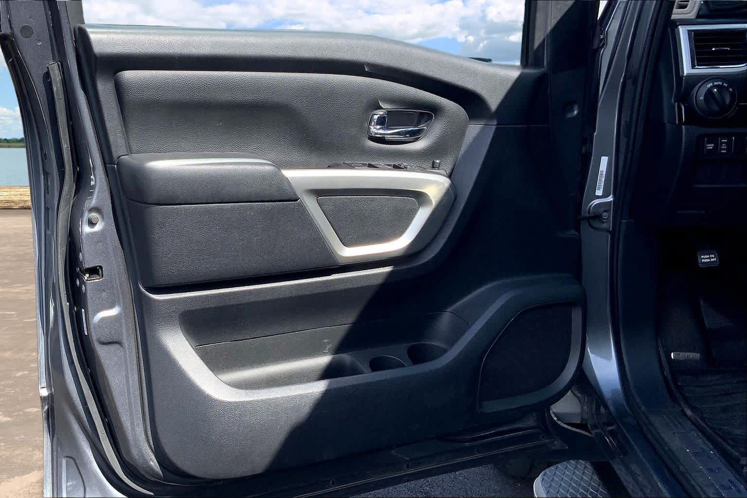 Used 2020 Nissan Titan SV w/ SV Convenience Package RWD image 27