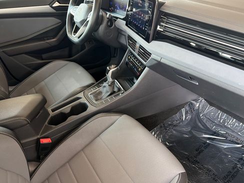 Used 2025 Volkswagen Jetta SE FWD image 14