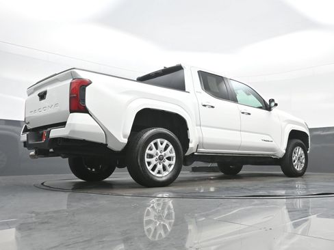 Used 2025 Toyota Tacoma SR5 AWD/4WD image 30