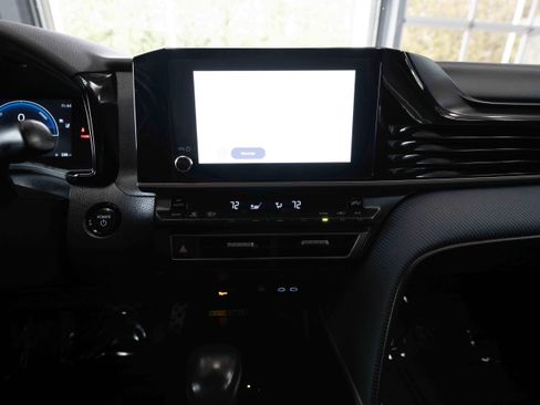Used 2025 Toyota Camry SE FWD image 16